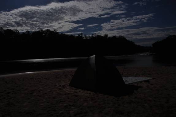 Acampamento em noite de lua cheia, na Prainha do Rio Novo, no Jalapão - TO
